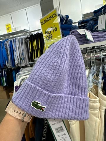Lacoste · Сиреневая шапка-бини в рубчик
