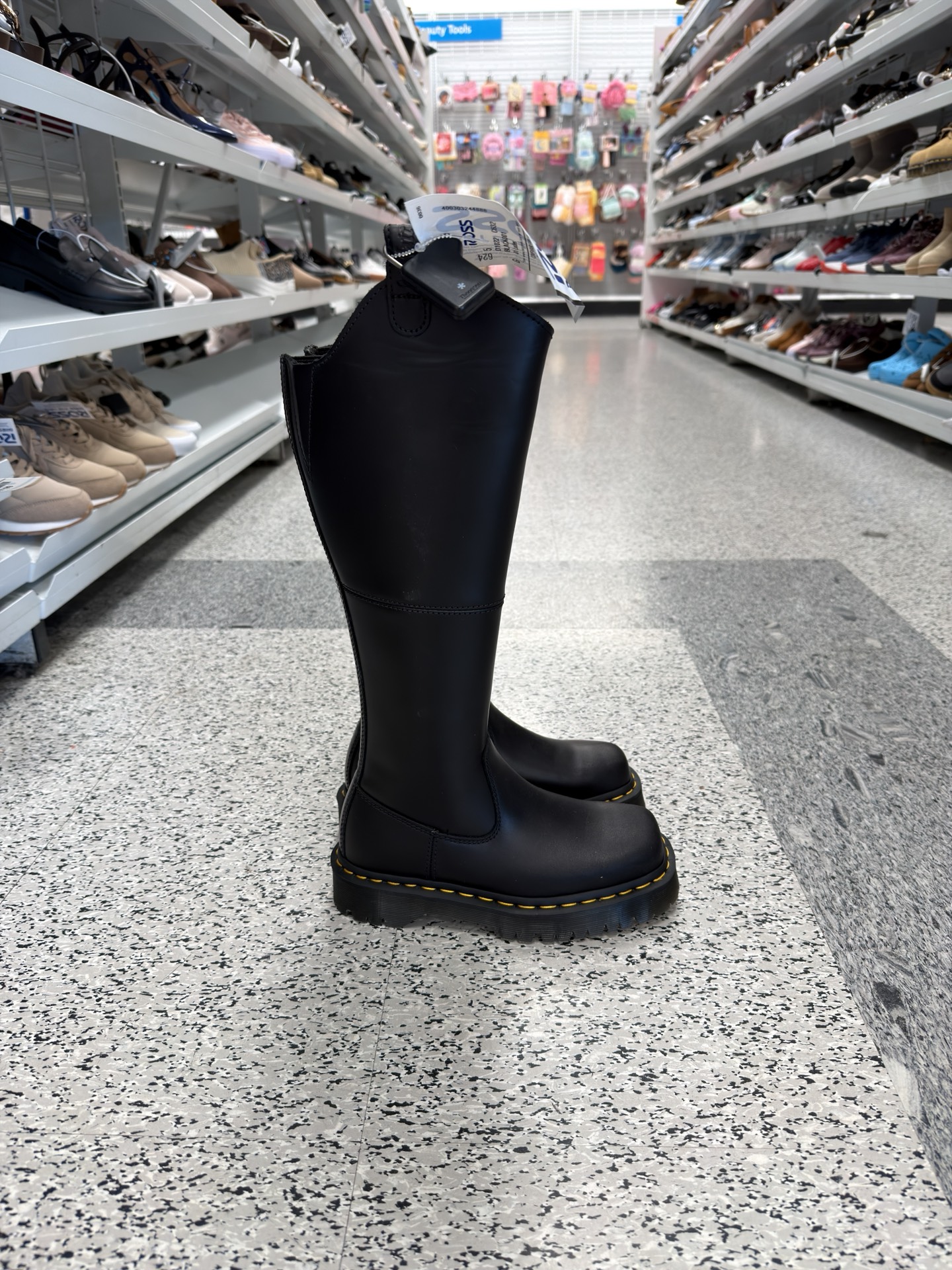 Трендовые черные сапоги Dr. Martens