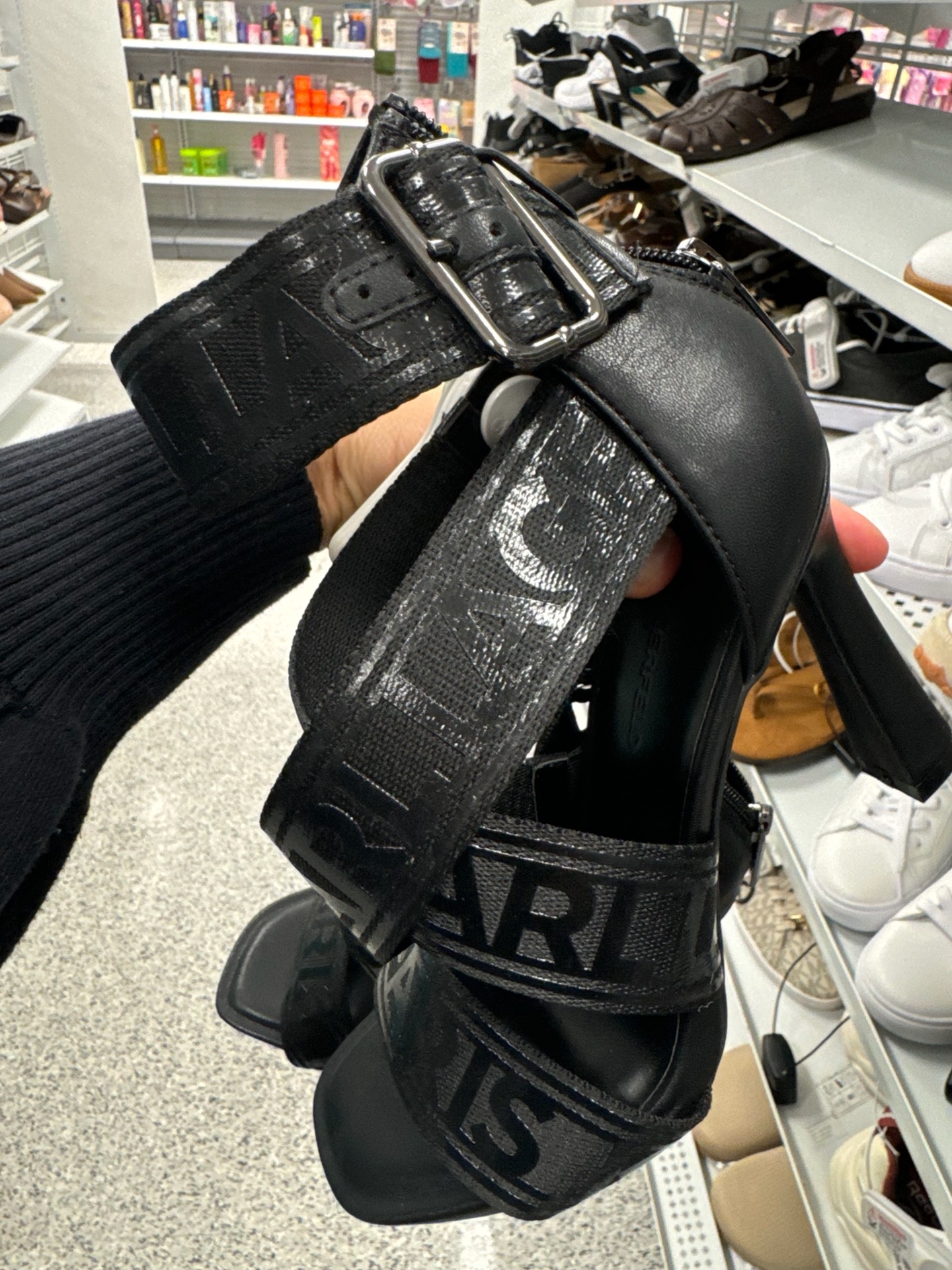 босоножки Karl Lagerfeld Paris Careliz Signature Logo Strappy Sandals
