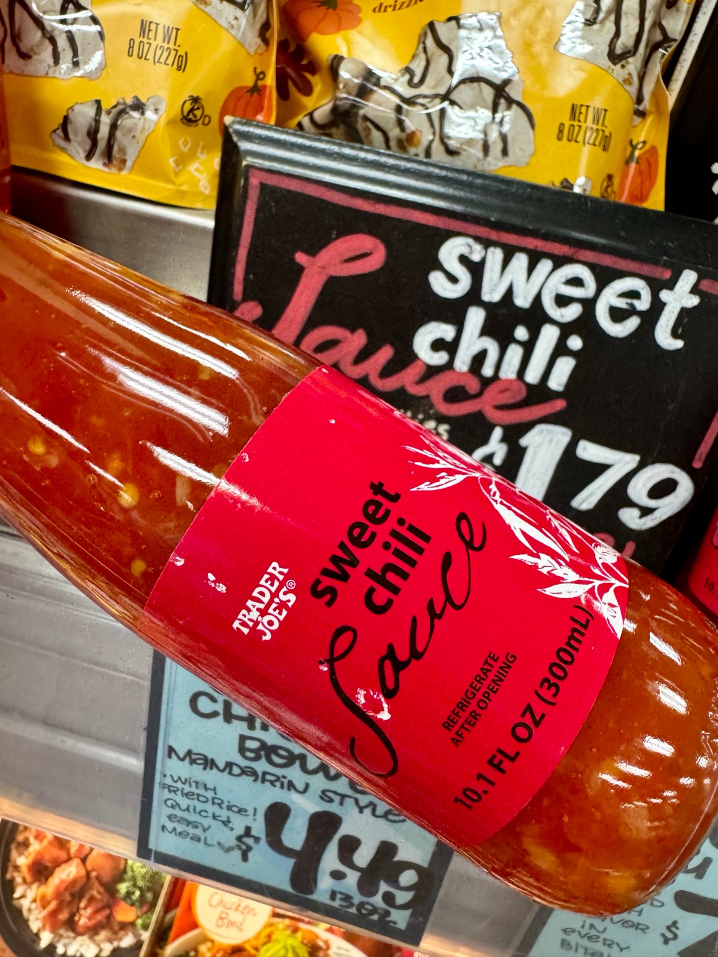 бутылка сладкого чили-соуса Trader Joe's Sweet Chili Sauce