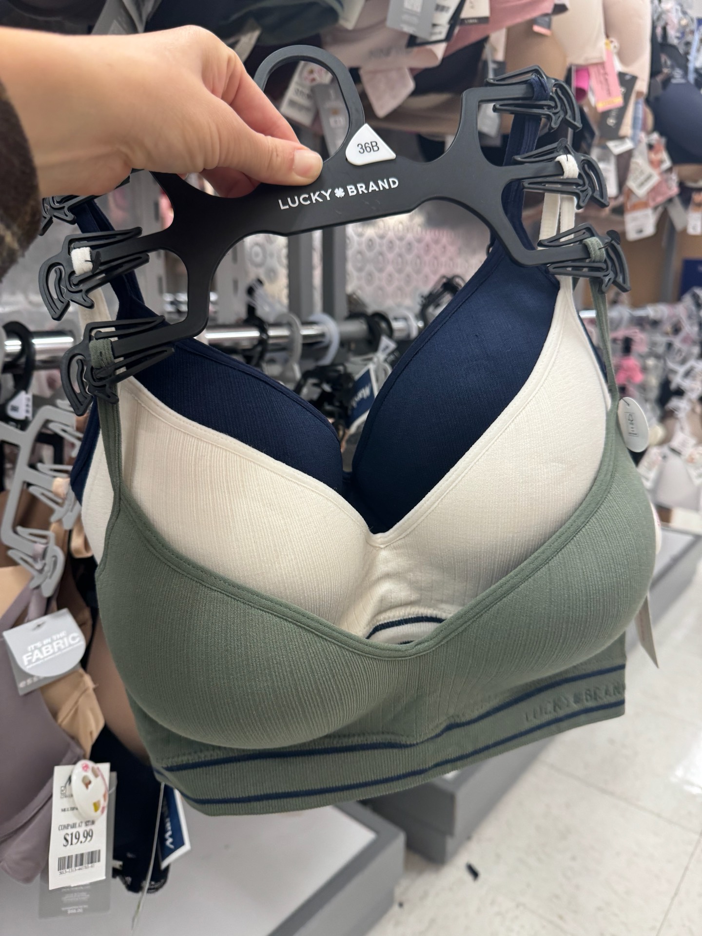 набор бесшовных бюстгальтеров Lucky Brand в зелёном, бежевом и тёмно-синем цветах с характерной текстурой в рубчик
