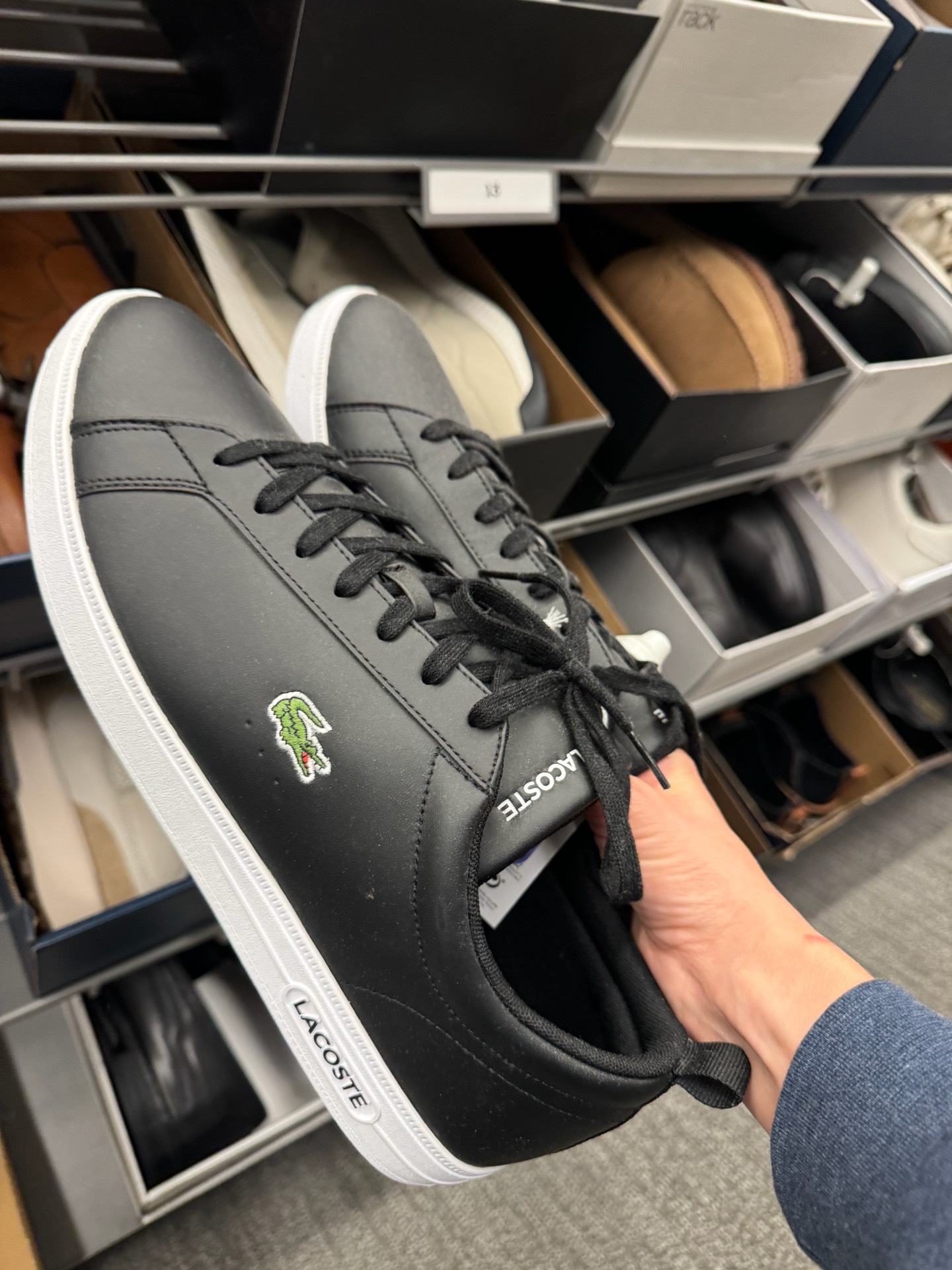 черные кеды Lacoste выделяются лаконичным силуэтом и фирменным зеленым крокодилом 