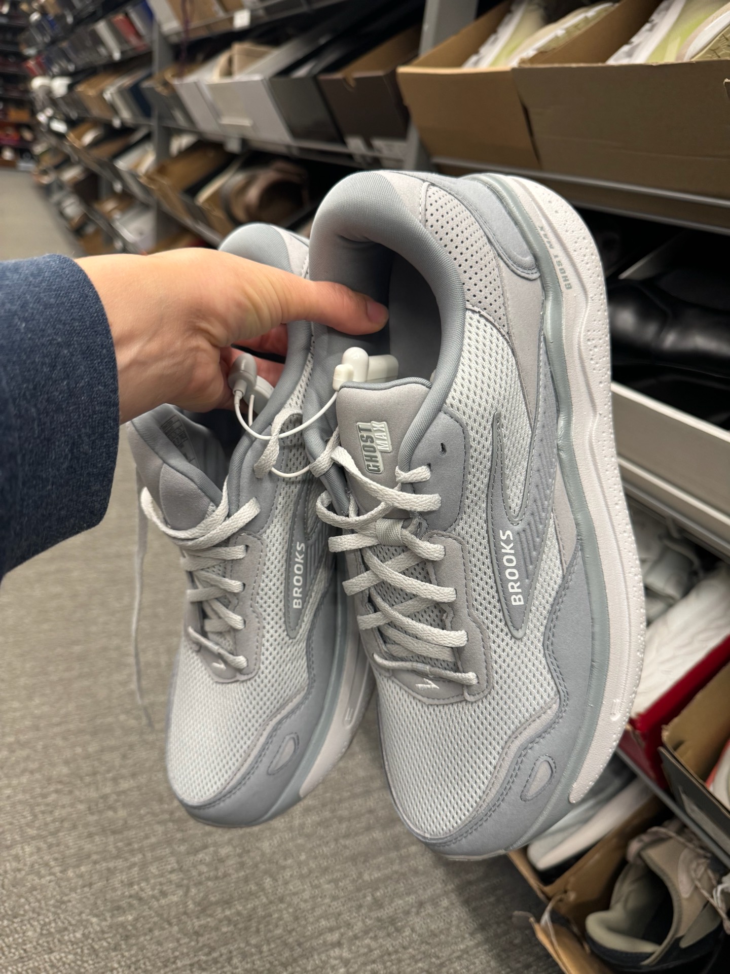 серые кроссовки Brooks Ghost Max SE с характерной массивной подошвой для максимальной амортизации