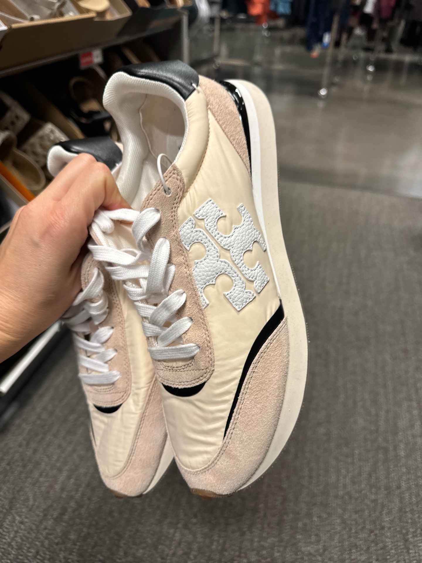 🔥 стильные кроссовки Tory Burch Destiny Trainer с характерным объемным логотипом бренда на боковой части