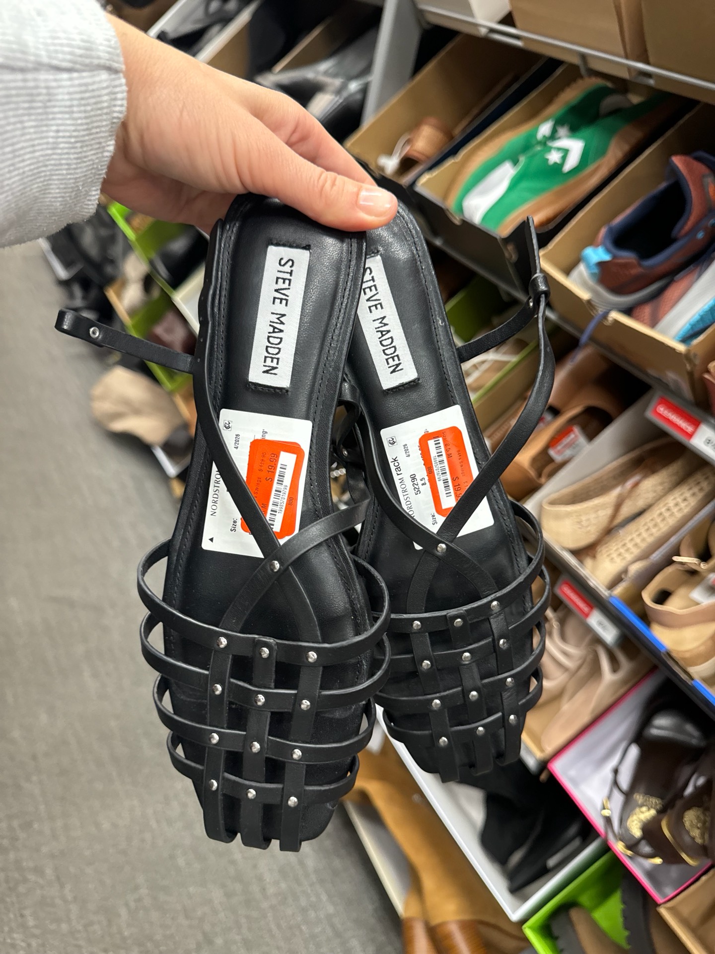 Steve Madden · чёрные сандалии Steve Madden Riverr Slingback Sandal с эффектным каркасным верхом, украшенным мелкими металлическими заклёпками