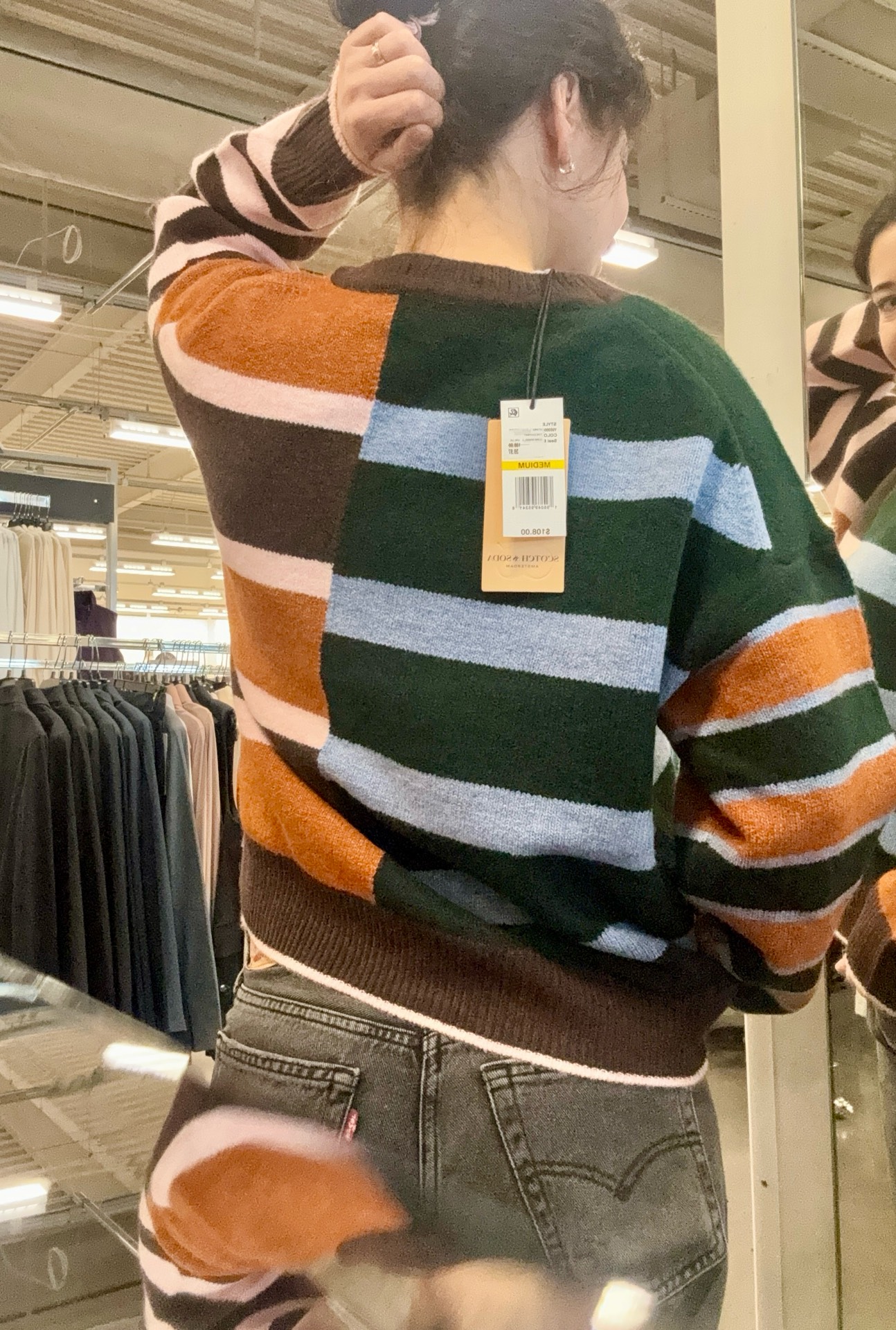 уютный джемпер с круглым вырезом от Scotch & Soda с оригинальным двухцветным дизайном