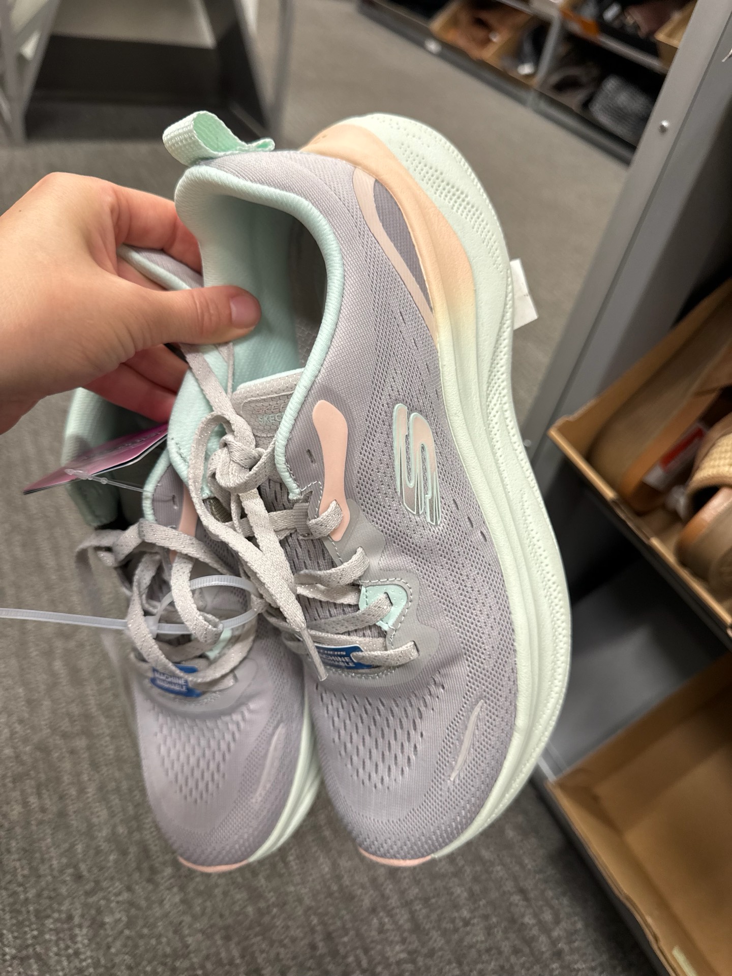 женские кроссовки Skechers ( светло-серый текстильный верх с мятными, нежно-розовыми и персиковыми градиентными элементами на подошве и деталях отделки) · Nordstrom Rack
