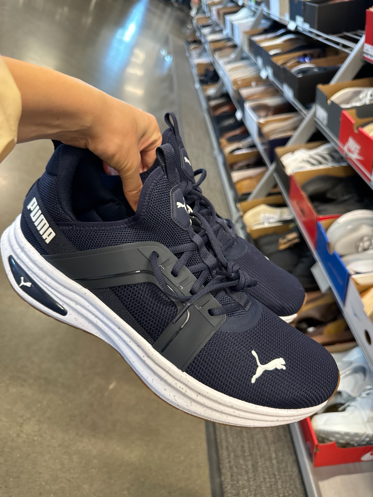 кроссовки Puma Softride Enzo 6 темно-синего цвета с белой подошвой и фирменным логотипом бренда