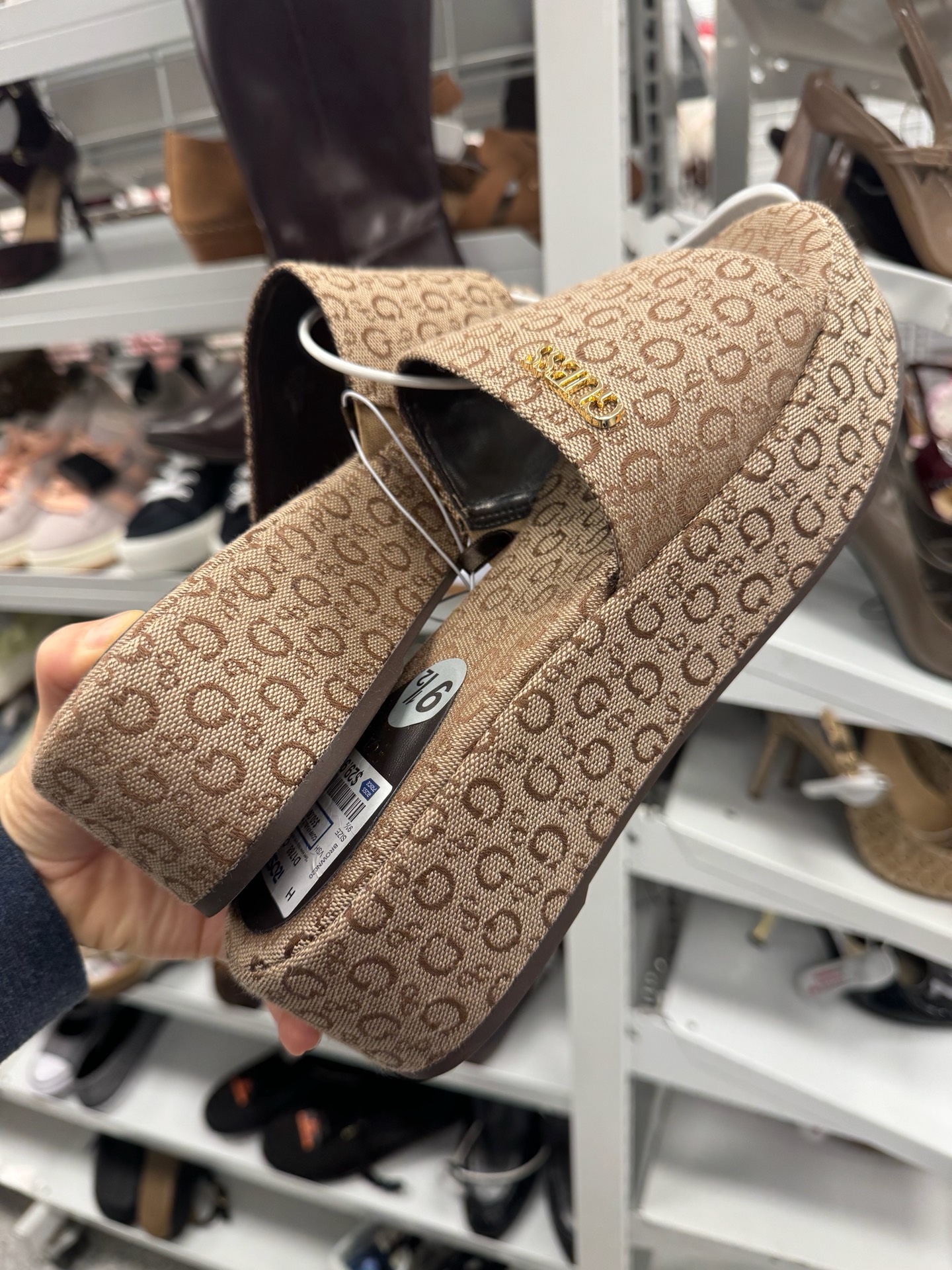 женские шлепанцы на платформе GUESS