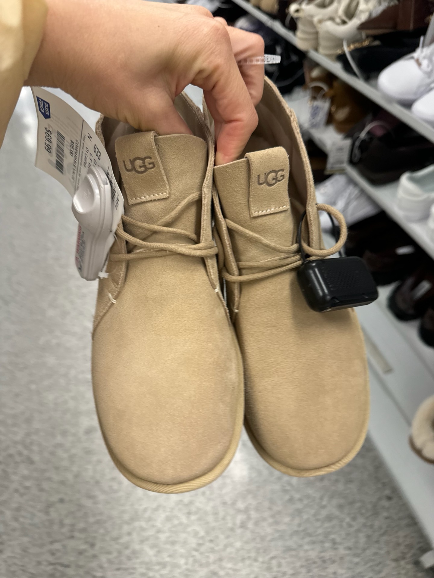 замшевые ботинки на шнуровке UGG  в бежевом оттенке 