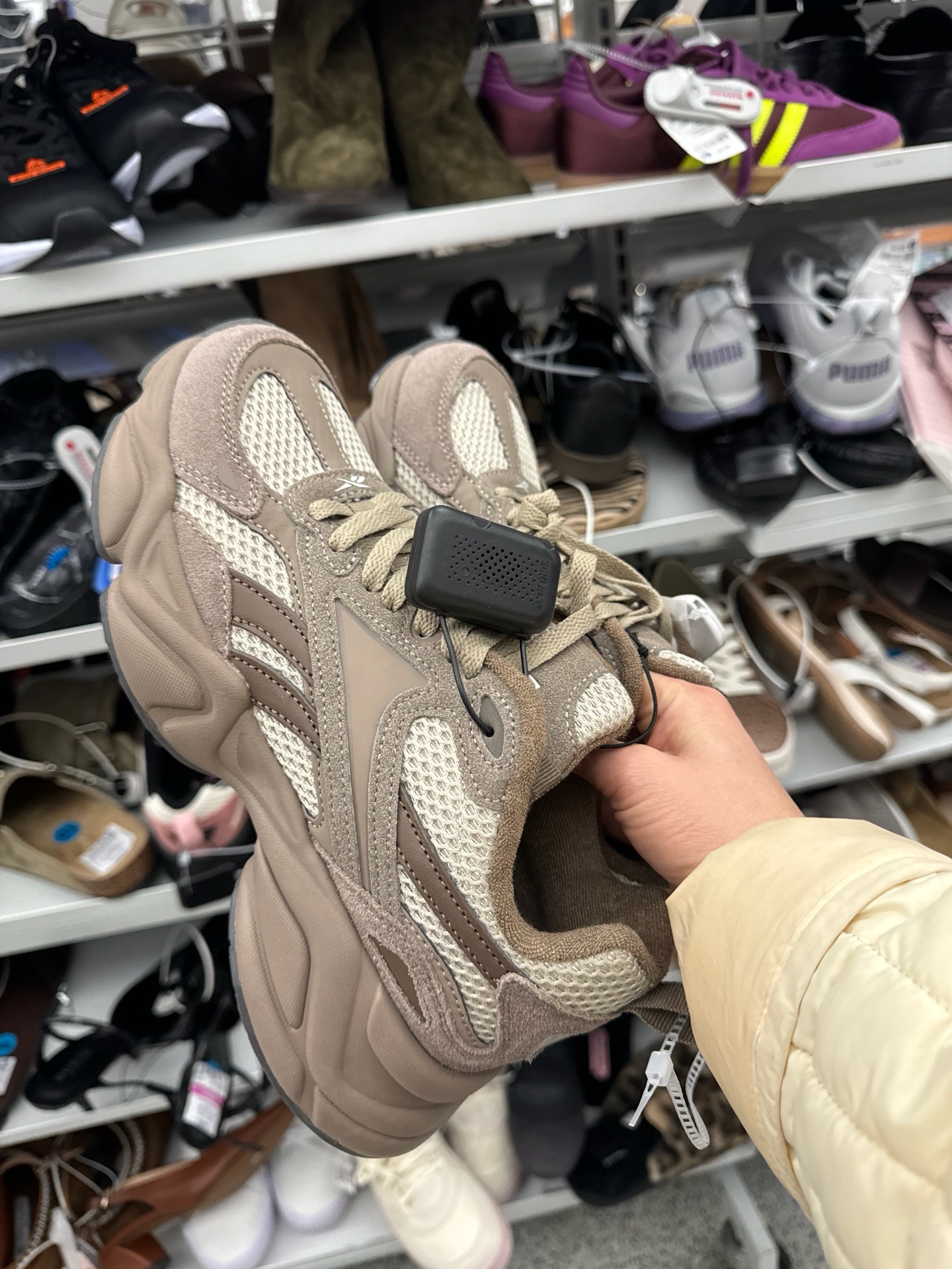 массивные бежево-серые кроссовки Reebok 