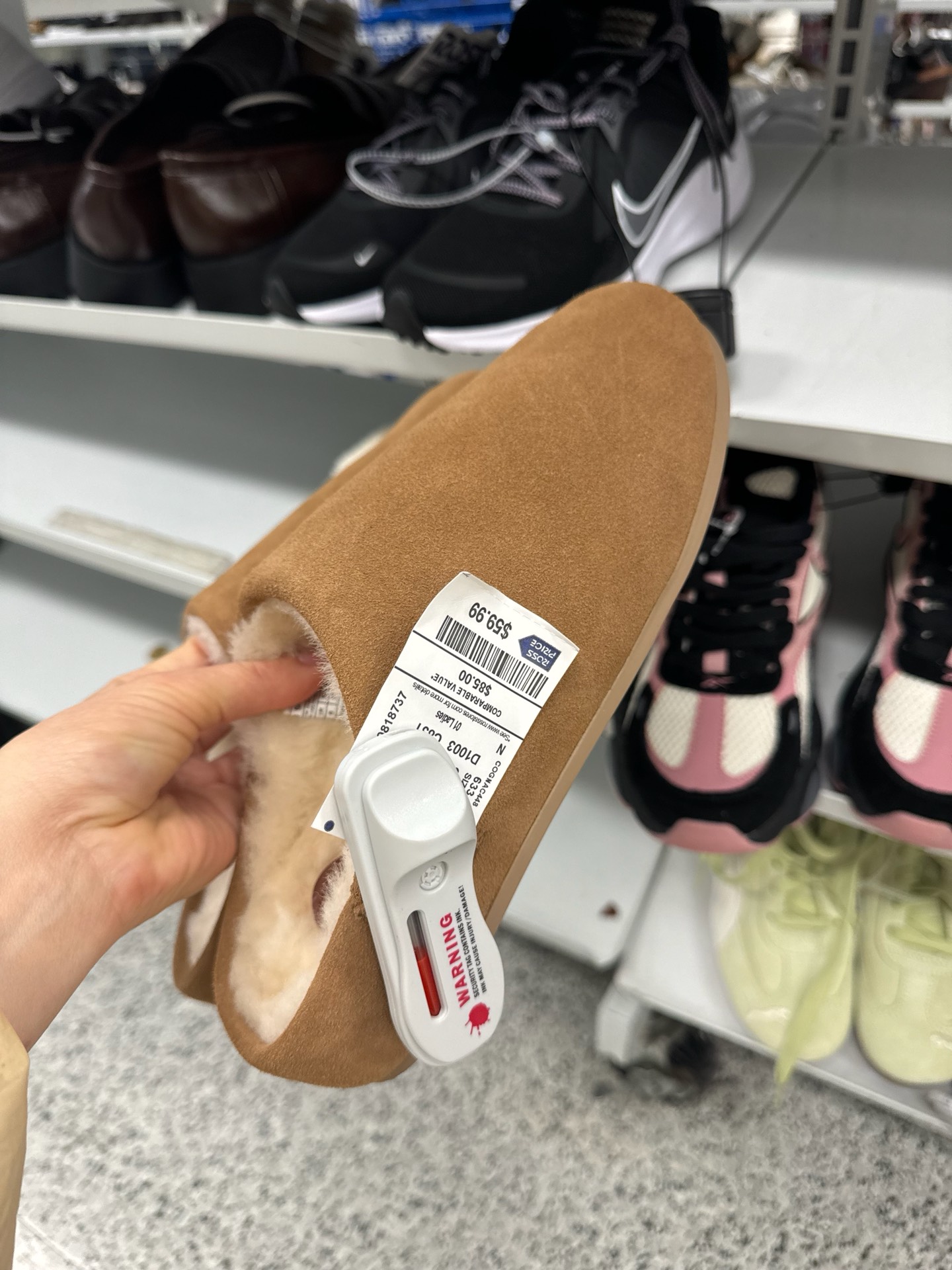 пара женских меховых тапочек UGG