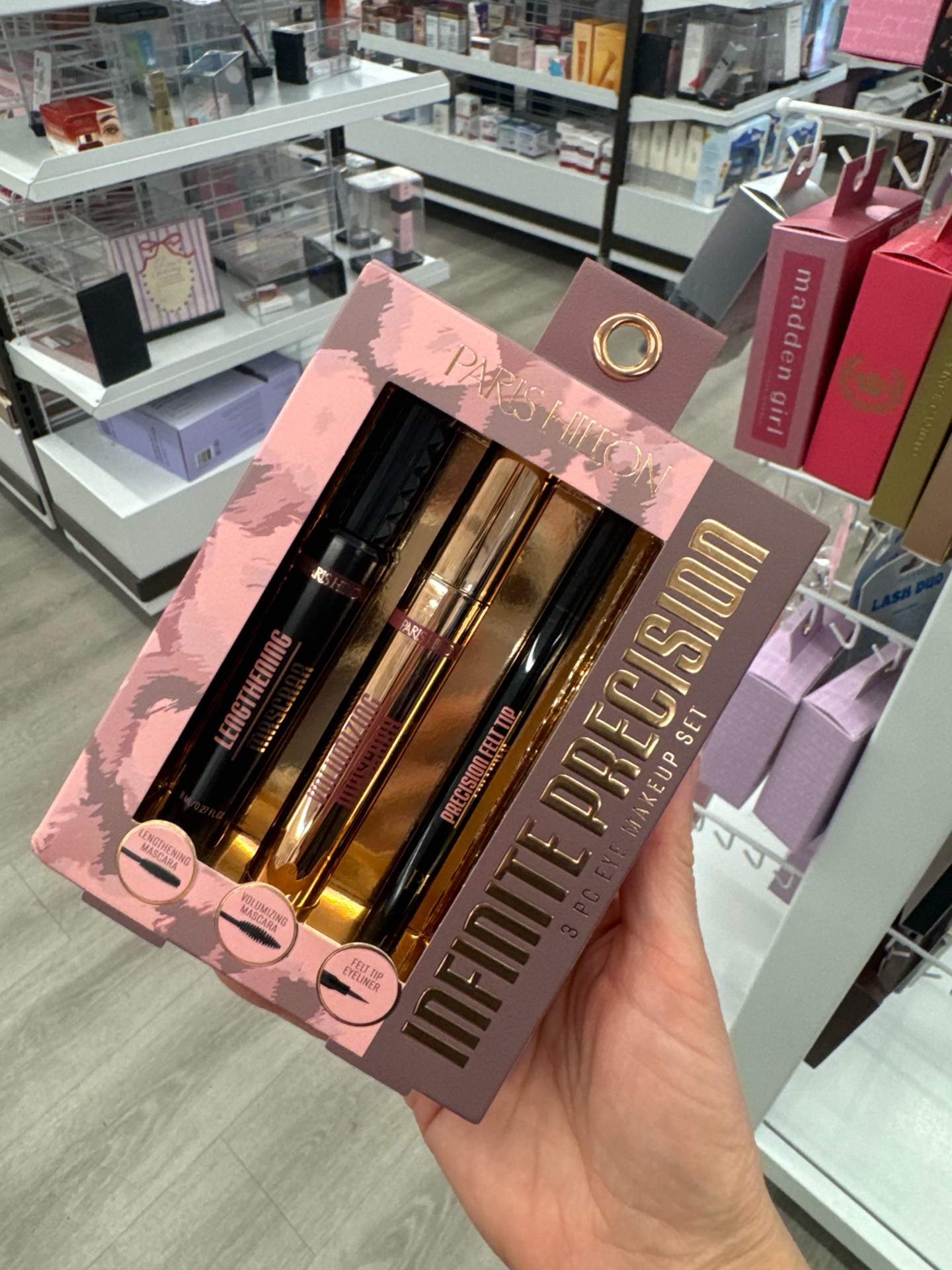 Подарочный набор Paris Hilton Infinite Precision содержит три средства для макияжа глаз: удлиняющую тушь, объемную тушь и черную подводку-фломастер