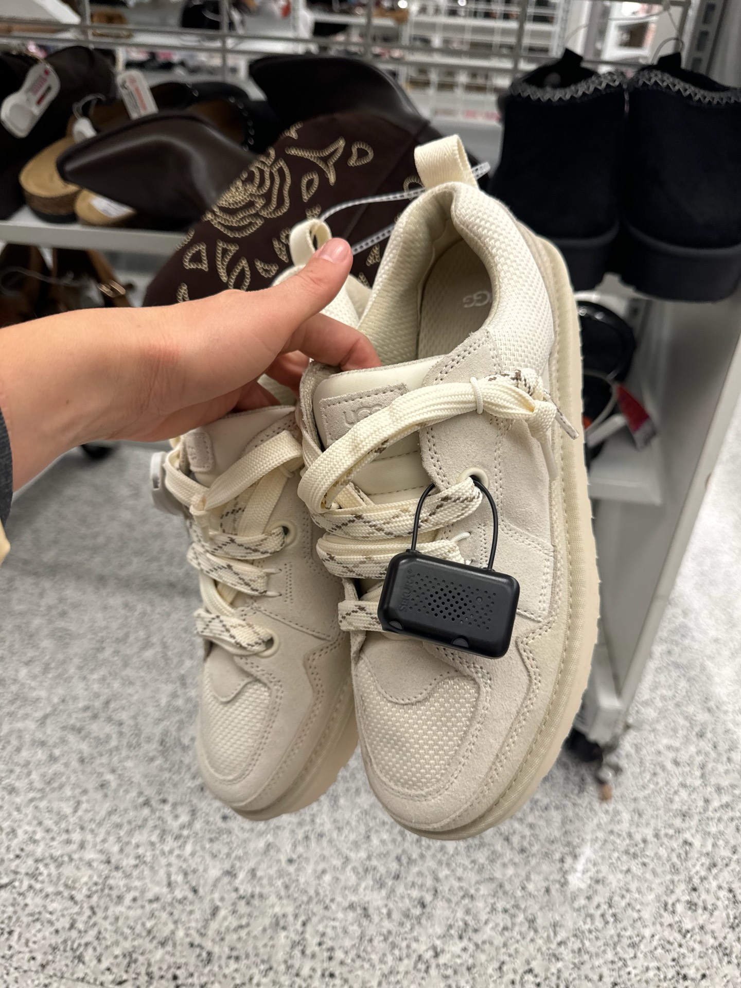 популярная модель кроссовок UGG