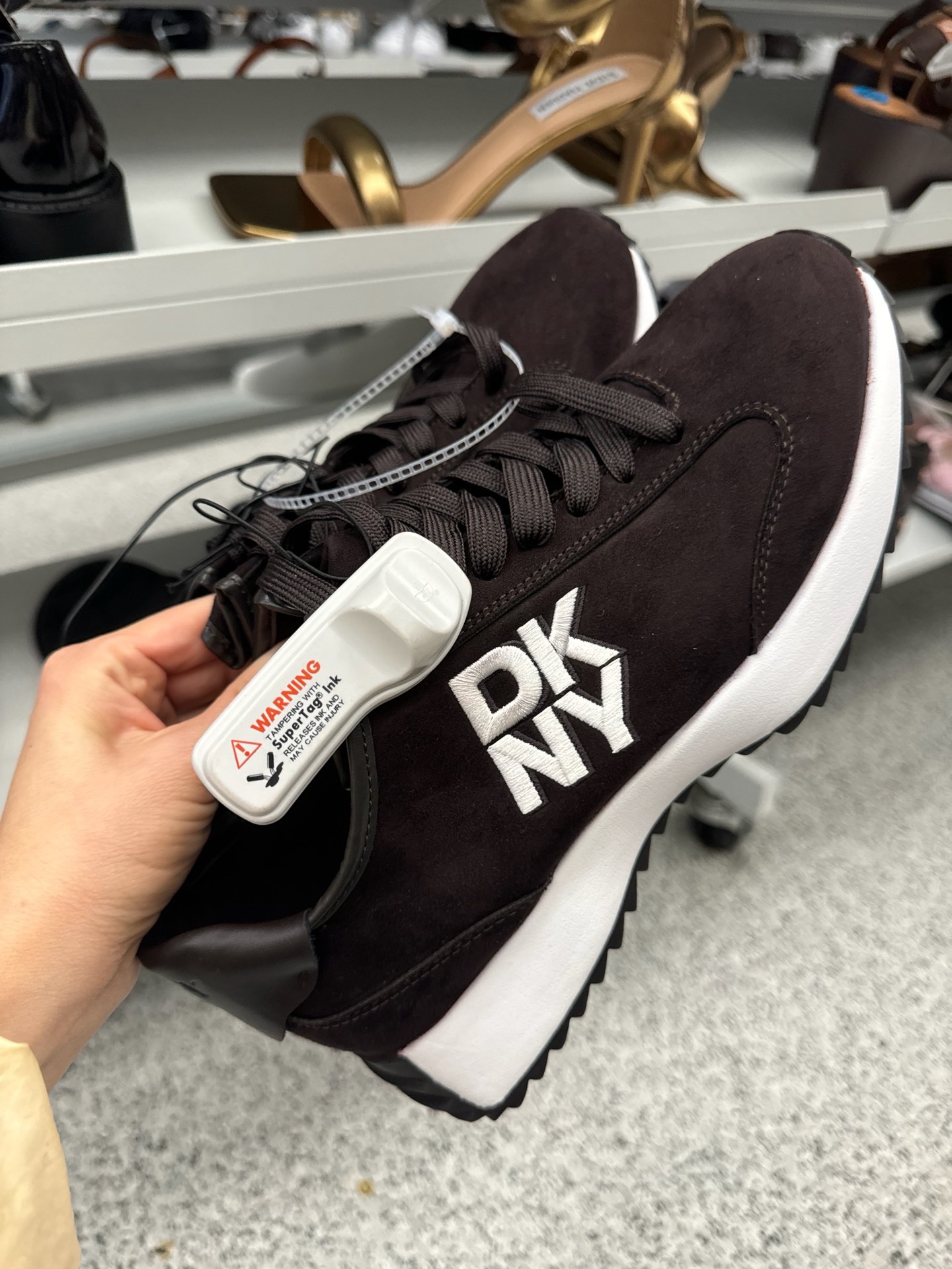женские кроссовки DKNY