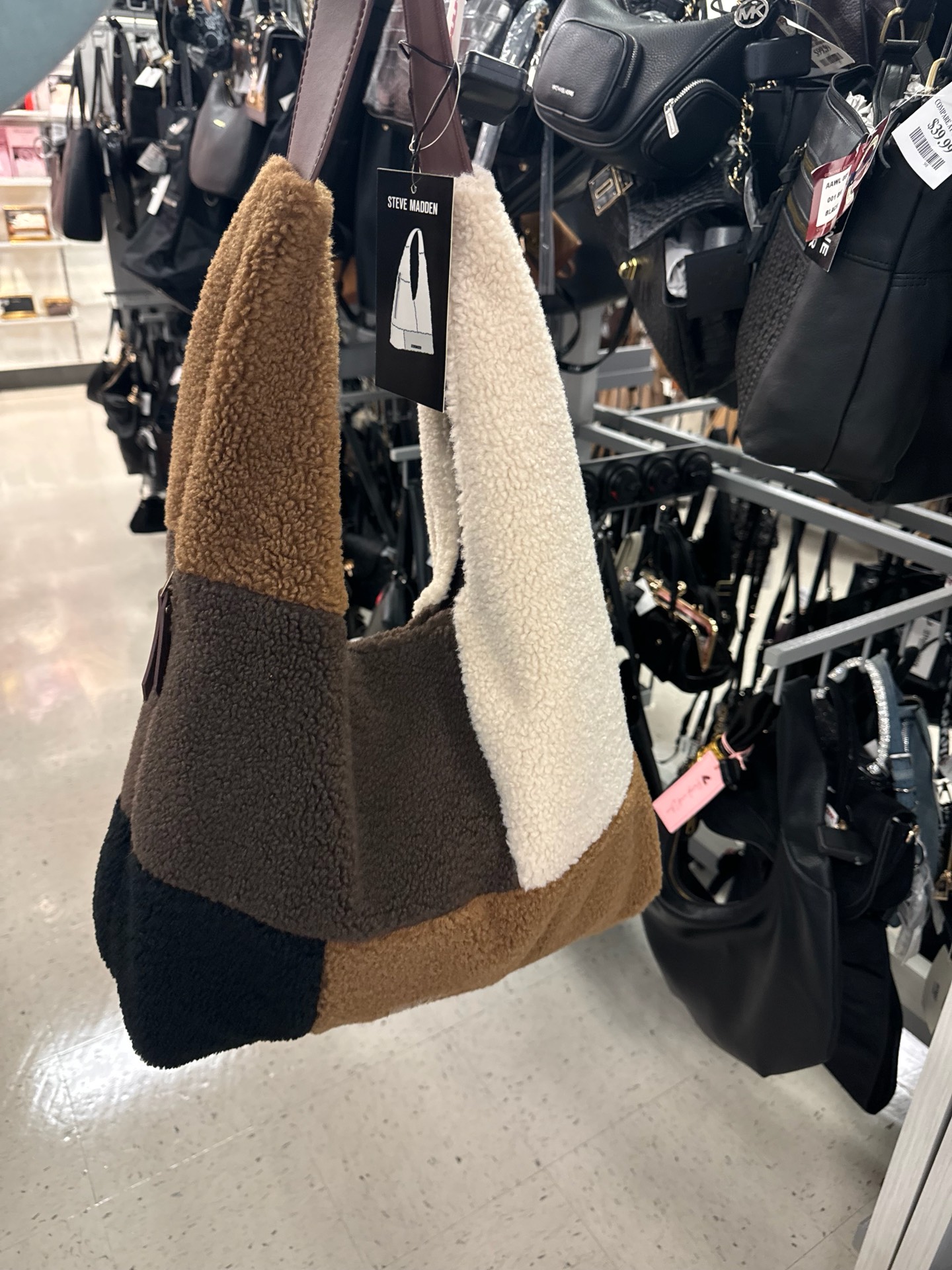 вирусная сумка-хобо Steve Madden из комбинированного искусственного меха