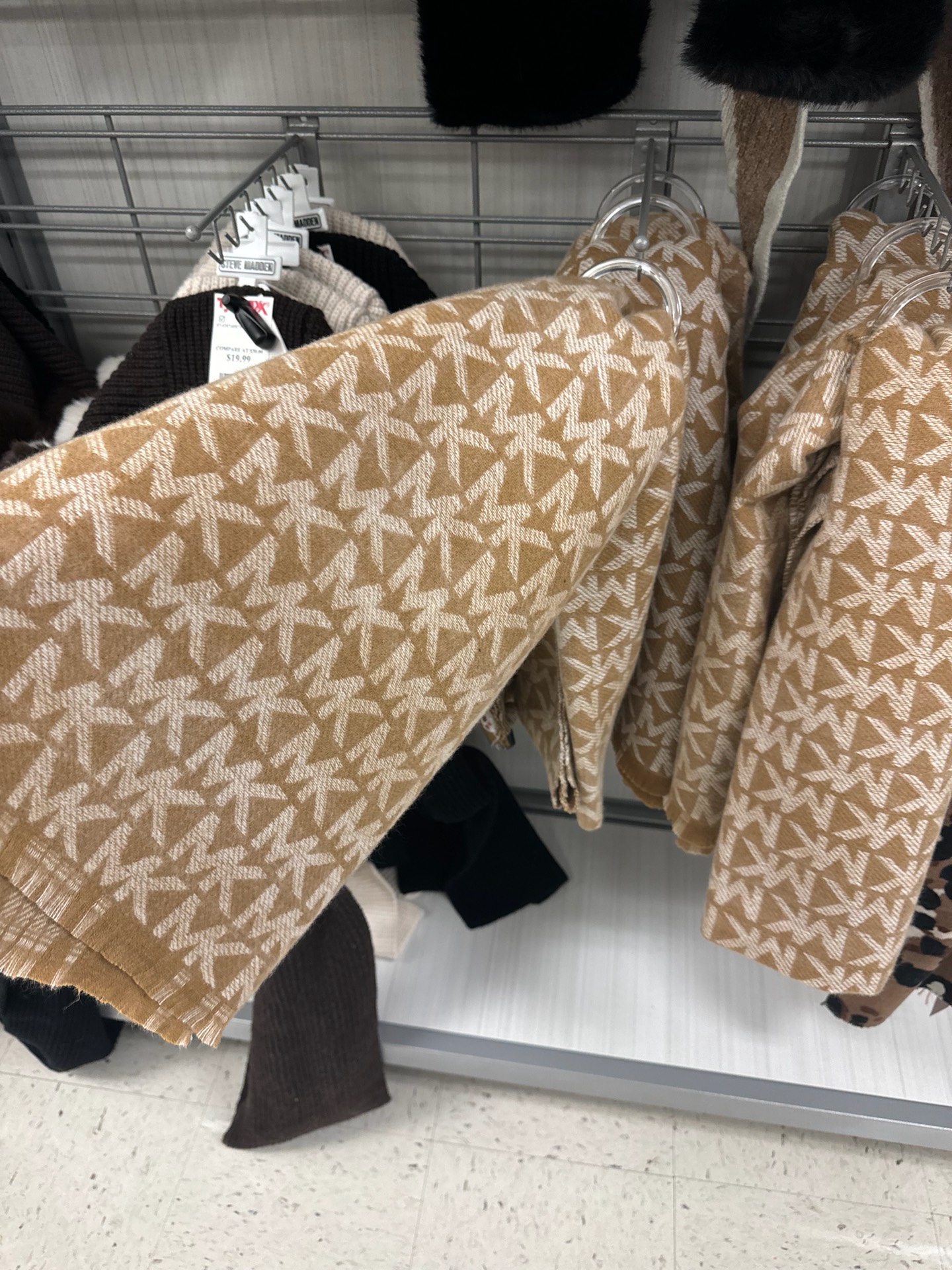 Коричневый шарф от бренда Michael Kors