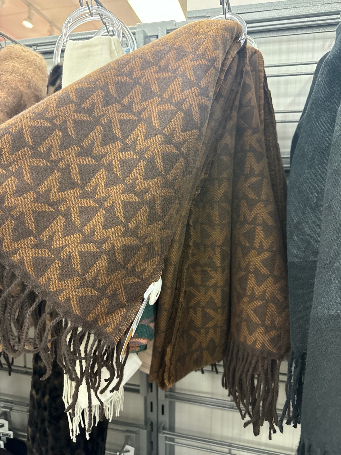 коричневый шарф от бренда Michael Kors