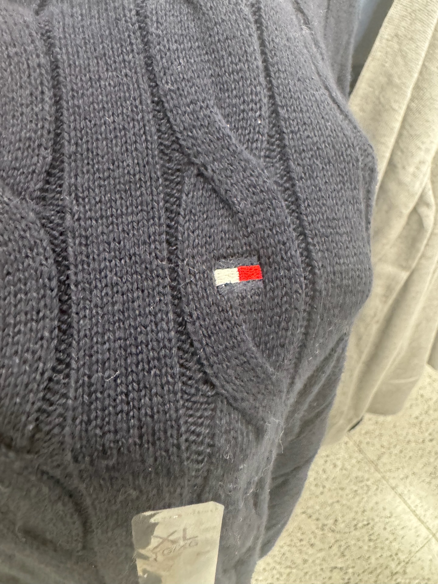 женский темно-синий джемпер-поло крупной вязки с косами от бренда Tommy Hilfiger