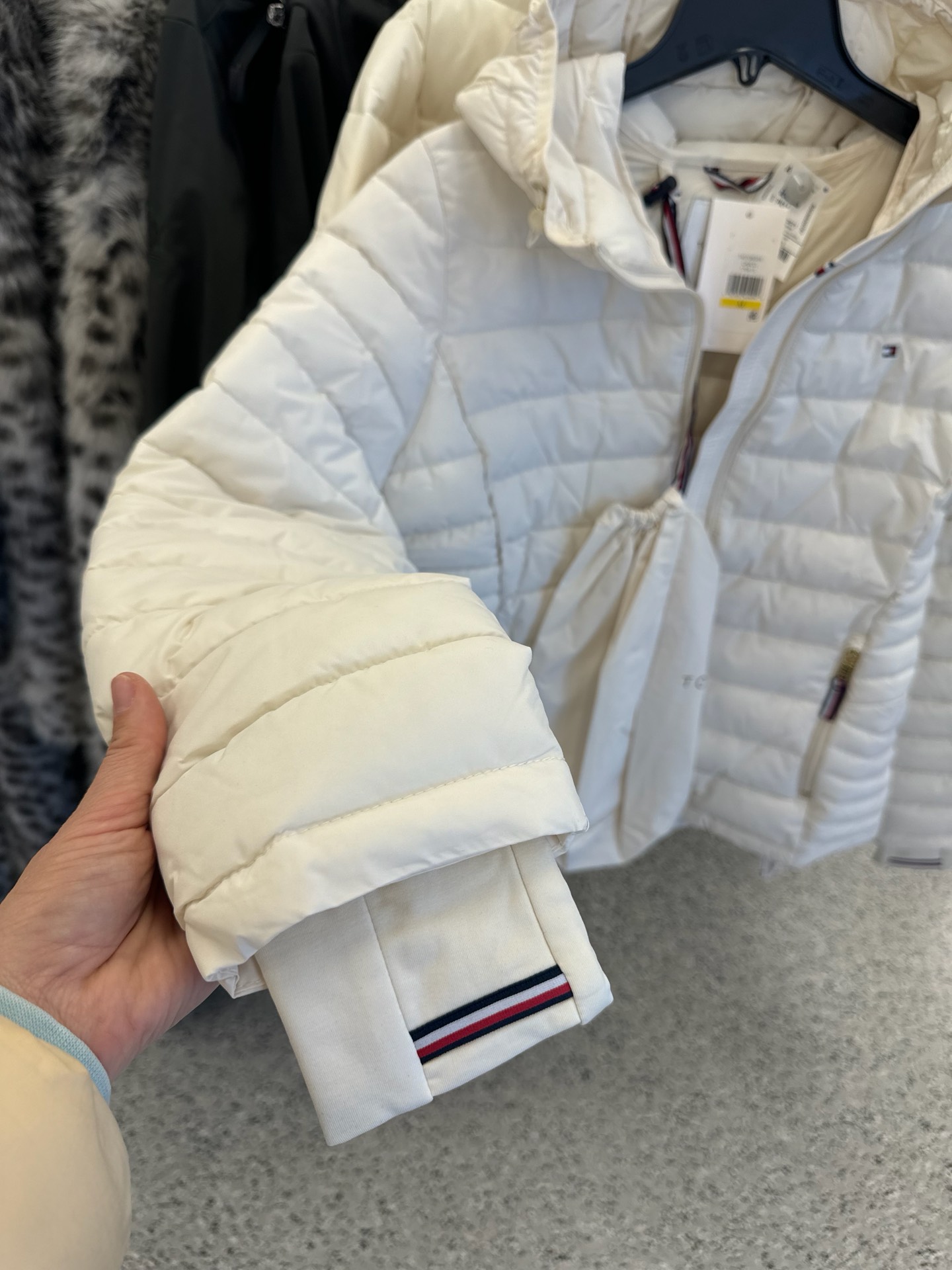 женский пуховик Tommy Hilfiger с капюшоном и мешочком для компактного складывания