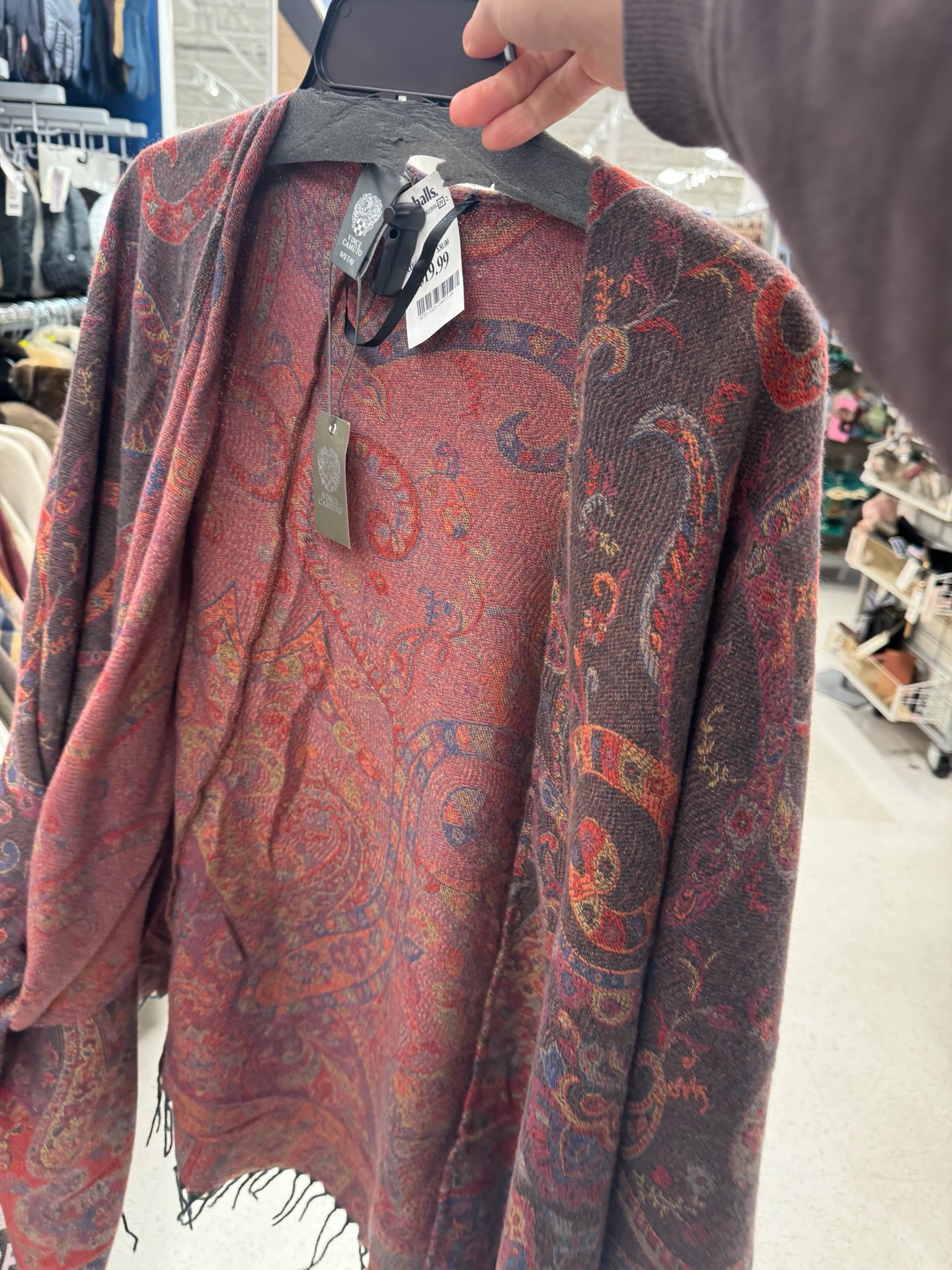 накидка-топпер от бренда Vince Camuto в бордово-красных тонах 
